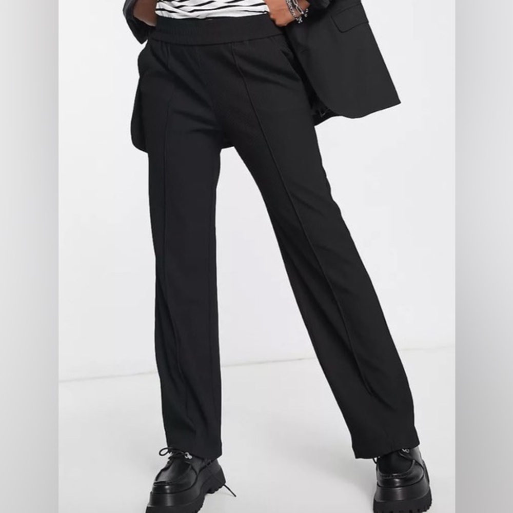 Only straight leg pants in black Size EU 36 L32